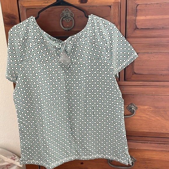 NWOT T By Talbots Women’s Green And White Tee Tops Size Large - Picture 3 of 7